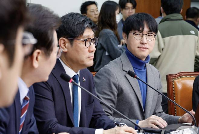 지난 3월 서울 여의도 국회에서 열린 AI강국 위원회 주관 토론회에서 이재명 전 더불어민주당 대표 발언을 듣고 있는 하정우 전 네이버 퓨처AI 센터장.(사진=뉴스1)