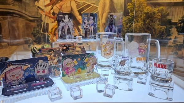 - 수영복 네온과 아니스가 귀엽네요