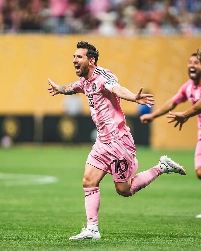 20일 미국 애틀랜타의 메르세데스-벤츠 스타디움에서 열린 2025 국제축구연맹(FIFA) 클럽 월드컵 A조 2차전 FC포르투와 경기에서 프리킥 득점을 터뜨린 뒤 환호하는 인터 마이애미 리오넬 메시