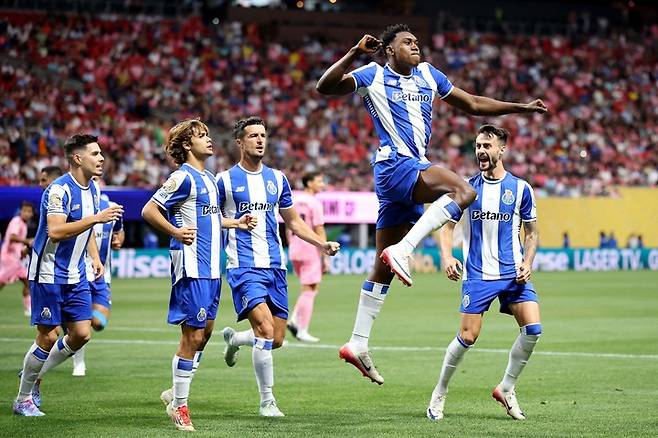 20일 미국 애틀랜타의 메르세데스-벤츠 스타디움에서 열린 2025 국제축구연맹(FIFA) 클럽 월드컵 A조 2차전 마이애미전에서 페널티킥으로 선제골을 넣고 세레머니하는 포르투의 사무 아게오아