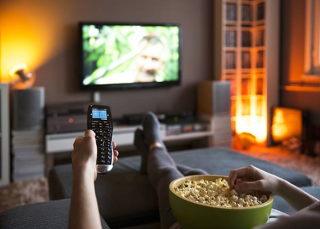 하루 종일 앉아서 지내면 대장암 중 직장암 위험이 커진다. 여기에 동물성지방을 과식하면 최악이다. [사진=게티이미지뱅크]
