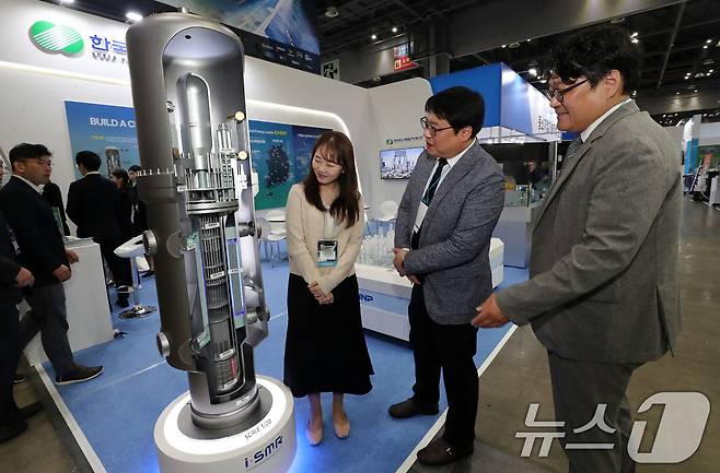 23일 경기도 고양시 킨텍스에서 열린 2024 하반기 붐업코리아 수출상담회를 찾은 관람객들이 한국수력원자력 부스에서 초소형 모듈 원전 SMR모형을 살펴보고 있다. 2024.10.23/뉴스1 ⓒ News1 박세연 기자