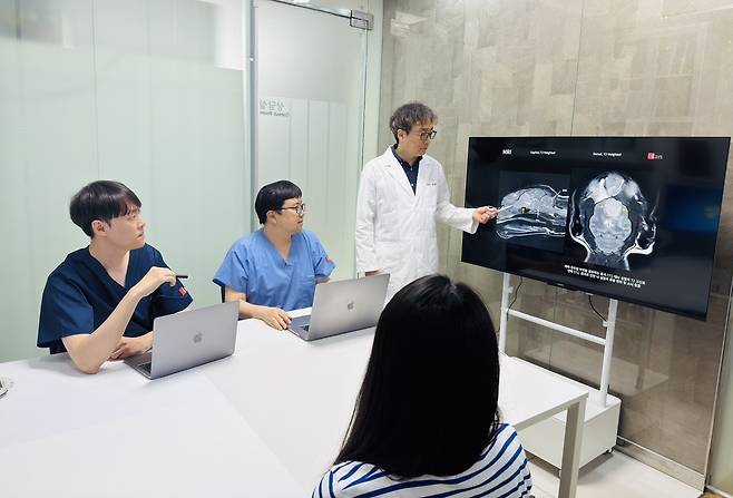 이안동물신경센터는 내과와 외과, 영상의학과 의료진이 보호자에게 환자 상태를 설명하고 치료 방법을 논의하는 다학제 진료를 도입했다(이안동물의학센터 제공). ⓒ 뉴스1