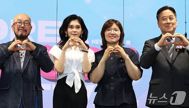 장미란 문화체육관광부 제2차관이 19일 서울 중구 동대문디자인플라자(DDP)에서 열린 코리아뷰티페스티벌 개막식에서 이부진 한국방문의해위원장을 비롯한 내빈들과 함께 개막 세리머니를 하고 있다.(문화체육관광부 제공)