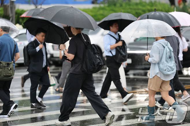 장마가 시작되며 서울 전역에 호우주의보가 내려진 20일 오전 서울 광화문네거리에서 우산을 쓴 시민들이 출근하고 있다. 2025.6.20/뉴스1 ⓒ News1 임세영 기자