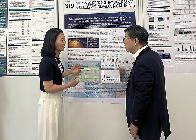 큐로셀 관계자가 ICML 2025에서 '안발셀' 최종 임상 2상 결과를 포스터로 소개하고 있다.(큐로셀 제공)/뉴스1