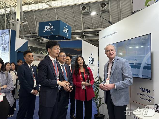 신동빈 롯데그룹 회장의 장남인 신유열 롯데바이오로직스 글로벌전략실장(롯데지주 부사장)이 롯데바이오로직스 전시부스를 둘러보고 있다. /김정은 기자