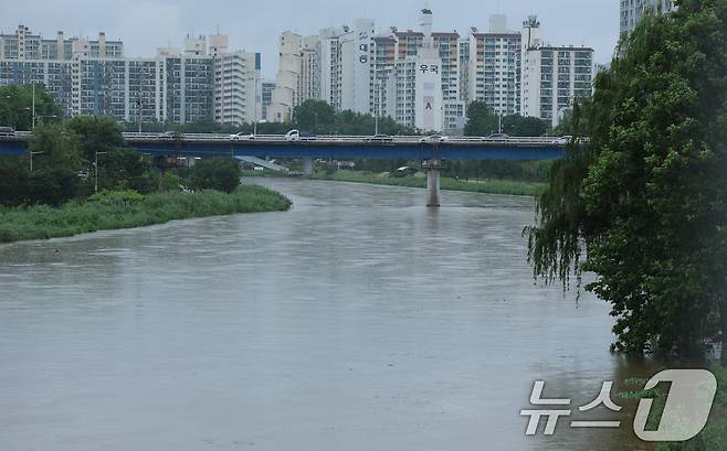 20일 강한 호우로 서울 중랑천의 하천 수위가 상승해 있다. 2025.6.20/뉴스1 ⓒ News1 권현진 기자