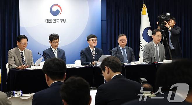 임기근 기획재정부 2차관이 20일 오전 서울 종로구 정부서울청사에서 2024년도 공공기관 경영평가 결과를 발표하고 있다. 왼쪽부터 배근호 감사평가단장, 김춘순 준정부기관 평가단장, 임 2차관, 곽채기 공기업 평가단장, 장정진 공공정책국장. 2025.6.20/뉴스1 ⓒ News1 임세영 기자