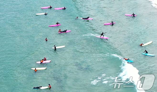 강원 양양군 현남면 인구 해수욕장서 서핑 즐기는 피서객.(뉴스1 DB). ⓒ News1 김진환 기자
