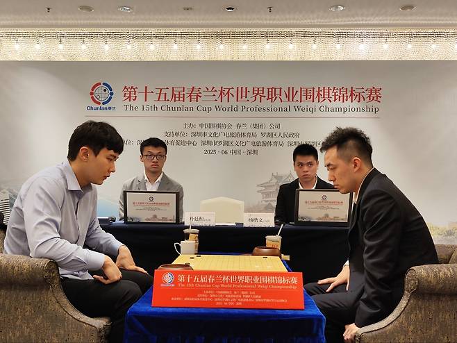 박정환 9단(왼쪽)과 양카이원 9단. (한국기원 제공)