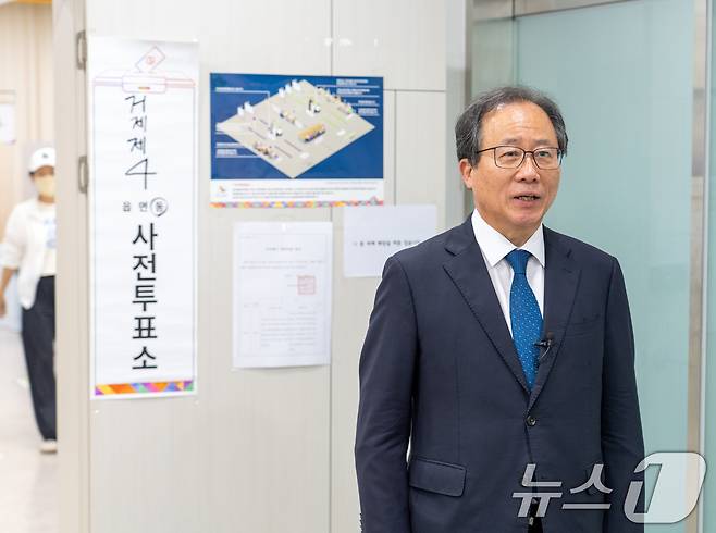 김석준 부산교육감이 제21대 대통령선거 사전투표소에서 투표한 뒤 취재진 질문에 답하고 있다. (부산교육청 제공. 재판매 및 DB 금지)
