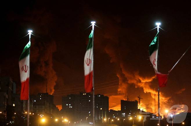 이스라엘의 공격으로 이란의 테헤란 내 샤란 석유 저장고에서 화재가 발생했다. 2025.6.15 ⓒ 로이터=뉴스1 ⓒ News1 김경민 기자