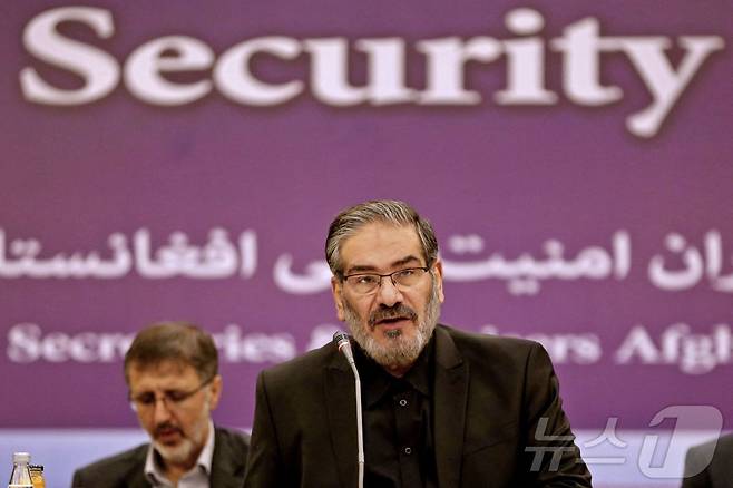 아야톨라 알리 하메네이 이란 최고지도자의 정치·군사·핵 담당 고문인 알리 샴카니가 테헤란에서 아프가니스탄, 중국, 이란, 인도, 러시아의 대표들과 함께 안보 관련 회의를 하고 있다. 2018.9.26 ⓒ AFP=뉴스1 ⓒ News1 강민경 기자