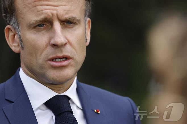 에마뉘엘 마크롱 프랑스 대통령이 17일(현지시간) 캐나다 앨버타주 캐내내스키스에서 열린 G7 정상회의에서 기자회견을 열고 있다. 마크롱 대통령은 내년에 열릴 G7 정상회의가 프랑스 에비앙에서 열린다고 공식 발표했다. 알프스산맥에 위치한 휴양 도시 에비앙은 1962년 알제리 전쟁을 종식시킨 에비앙 협정이 체결된 역사적인 장소다. 2025.6.17 ⓒ AFP=뉴스1 ⓒ News1 강민경 기자