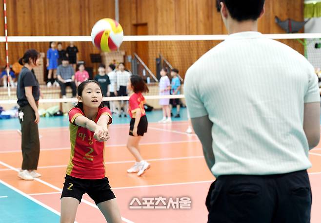 우리카드 박철우 코치(오른쪽)와 장녀 소율 양. 파장초등학교 체육관(수원시 장안구). 2025. 6. 18.  수원 | 박진업 기자 upandup@sportsseoul.com