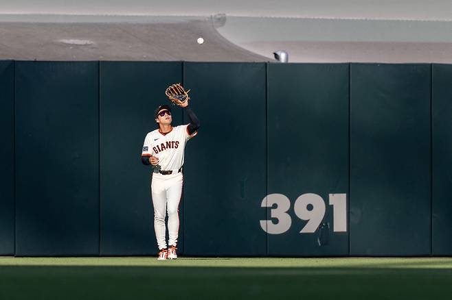 샌프란시스코 이정후가 20일(한국시간) 미국 캘리포니아주 샌프란시스코 오라클 파크에서 열린 2025 메이저리그(ML) 클리블랜드전에서 뜬공을 처리하고 있다. 사진 | 샌프란시스코=Imagn Images연합뉴스
