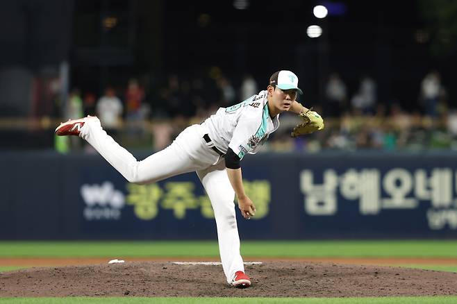 KIA 성영탁이 19일 광주-기아 챔피언스 필드에서 열린 2025 KBO리그 KT전에서 8회 올라와 역투하고 있다. 이날 2이닝 무실점 기록했고, 데뷔 후 15.2이닝 무실점을 일궜다. 타이거즈 프랜차이즈 데뷔 후 최장 이닝 무실점 신기록이다. 사진 | KIA 타이거즈