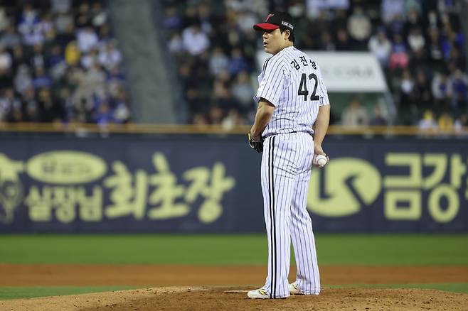 LG 김진성이 15일 서울 잠실구장에서 열린 2025 KBO리그 정규시즌 삼성전서 포수 박동원 사인을 주고받고 있다. 이날 LG는 팀 노히트노런을 기록했다. 사진 | LG 트윈스