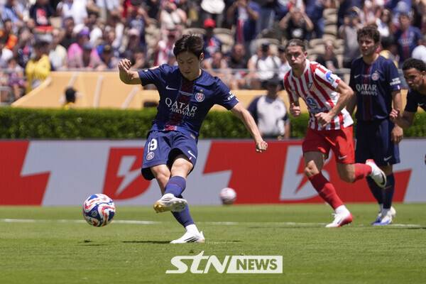 페널티킥을 차는 파리 생제르맹 FC 이강인. 사진┃뉴시스/AP