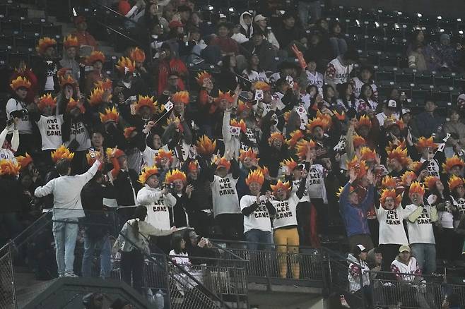 올해 새롭게 등장한 이정후의 팬덤 '후리건즈(Hoo Lee Gans)'가 5월 14일 샌프란시스코 오라클파크에서 열린 애리조나 다이아몬드백스 전때  이정후를 응원하고 있다.

<저작권자(c) 연합뉴스, 무단 전재-재배포, AI 학습 및 활용 금지>