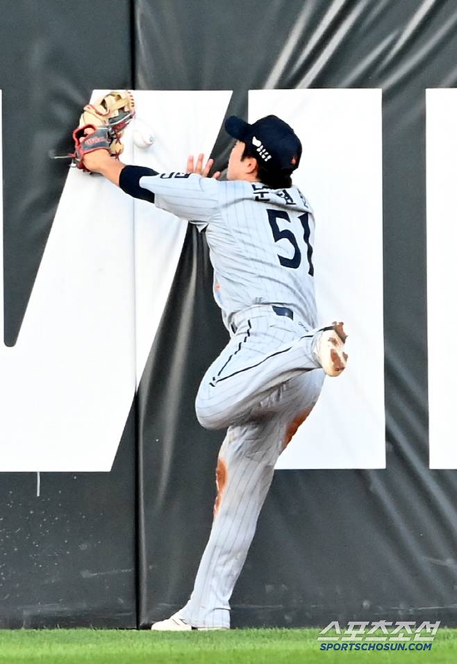 19일 부산 사직야구장에서 열린 한화와 롯데의 경기, 2회말 한화 좌익수 문현빈이 롯데 한태양의 타구를 잡으려다 펜스와 충돌해 공을 떨어뜨리고 있다. 부산=허상욱 기자wook@sportschosun.com/2025.06.19/