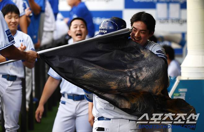 앞에선 구자욱이, 뒤에선 사자 깃발이 박병호를 감쌌다.