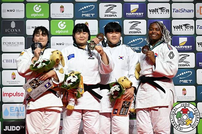 금메달을 목에 건 김하윤(왼쪽에서 두번째)와 동메달을 건 이현지(오른쪽에서 두번째).사진=국제유도연맹