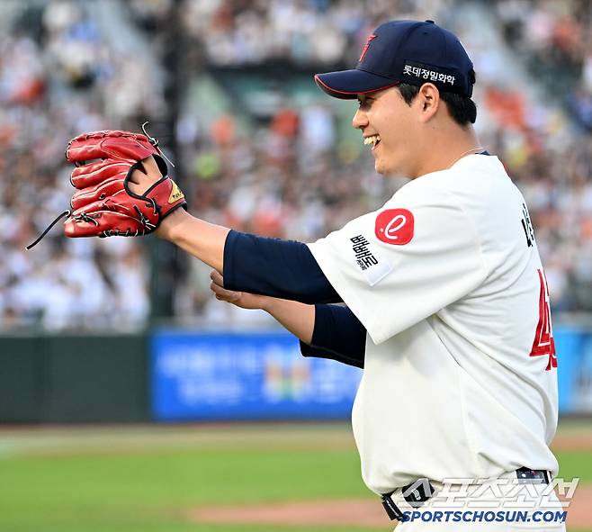 19일 부산 사직야구장에서 열린 한화와 롯데의 경기, 3회초 롯데 나균안이 2사 1,2루의 위기를 내야진의 호수비로 넘기며 미소짓고 있다. 부산=허상욱 기자wook@sportschosun.com/2025.06.19/