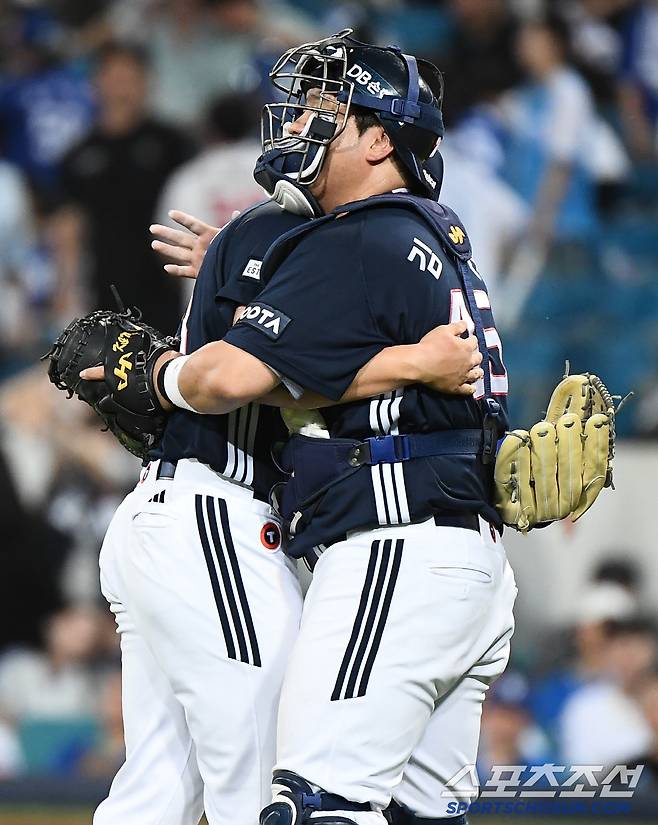 19일 대구 라이온즈파크에서 열린 두산-삼성전. 두산이 9대8 역전승을 거뒀다. 승리를 지킨 마무리 김택연이 김기연 포수와 포옹하고 있다. 대구=정재근 기자 cjg@sportschosun.com/2025.6.19/