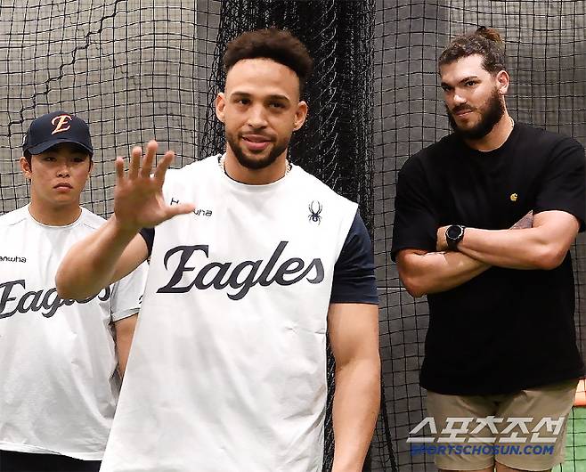 20일 대전 한화생명볼파크. 한화의 대체용병 루이스 리베라토가 선수단 앞에서 첫 인사를 하고 있다. 폰세와 문현빈이 호기심 가득한 표정으로 지켜보고 있다. 사진=정재근 기자 cjg@sportschosun.com/2025.6.20/