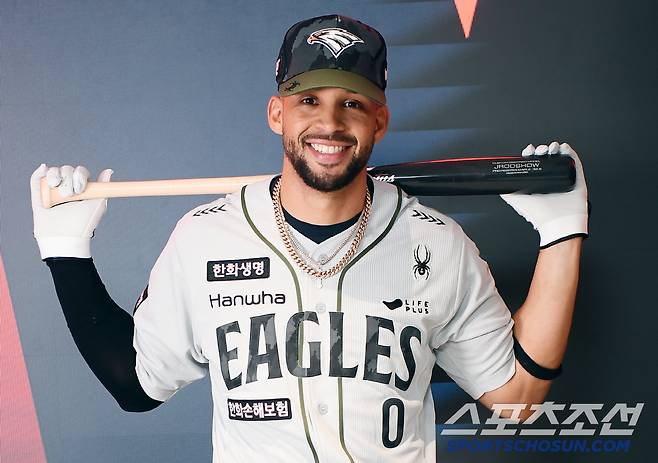 유니폼을 입은 리베라토의 자신감 넘치는 미소