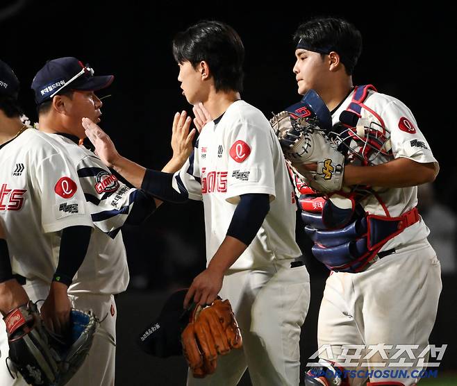 18일 부산 사직야구장에서 열린 한화와 롯데의 경기, 롯데가 6대3으로 승리했다. 박재엽이 김태형 감독과 하이파이브를 하고 있다. 부산=허상욱 기자wook@sportschosun.com/2025.06.18/