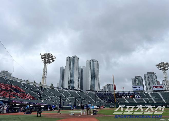 20일 삼성과 롯데의 경기를 앞둔 부산 사직구장에 먹구름이 가득하다. 부산=허상욱 기자wook@sportschosun.com/2025.06.20/