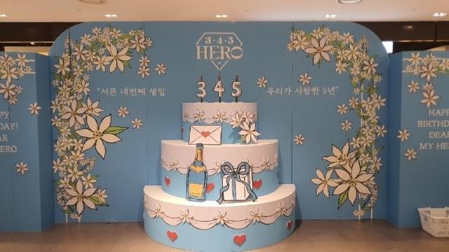'Happy Birthday to HERO' 임영웅 생일 기념 팝업스토어가 생일날인 지난 월요일 오픈해 19일까지 서울 신촌 현대백화점 지하 2층 대행사장에서 진행됐다. /영웅시대, 온라인커뮤니티