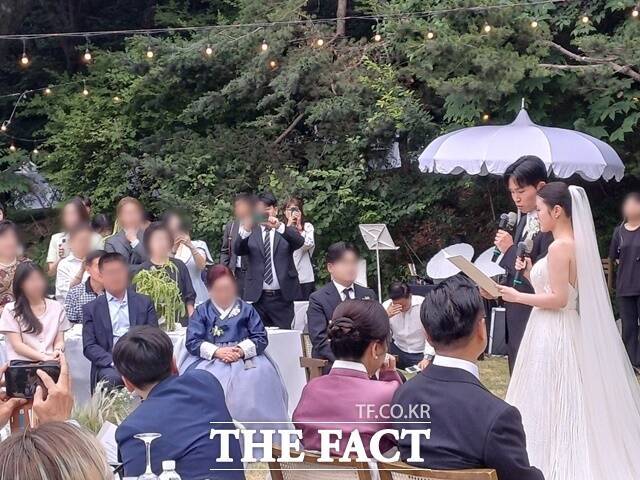 별도 주례사 없이 신랑 정우영과 신부 이연지가 직접 하객들 앞에서 혼인서약을 다짐한 이날 결혼식 사회는 예능 MC 유재석이 맡았고, 가수 크러쉬와 소향이 축가를 불렀다. /더팩트 DB