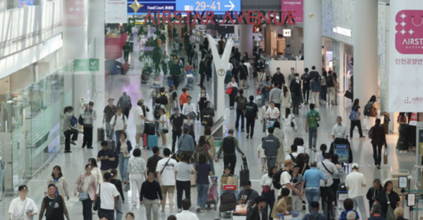 오는 3분기부터 중국 단체관광객에 대한 한시적 무비자 입국이 허용되는 가운데 면세업계가 이들을 맡기 위한 준비에 나서고 있다. 사진은 인천공항 내 면세점 전경. /뉴시스