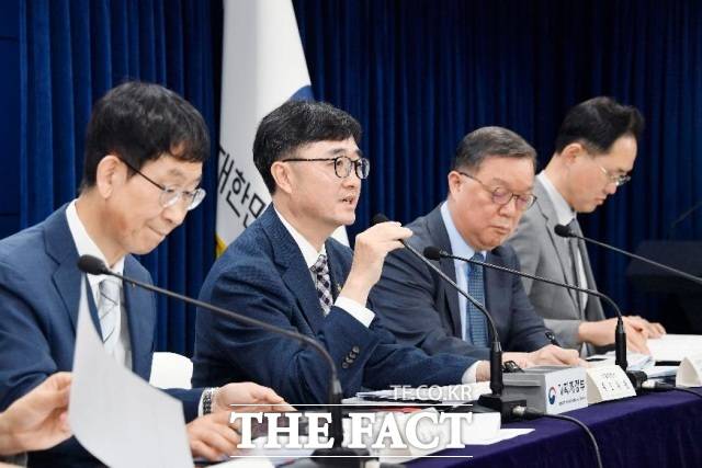 임기근 기획재정부 차관이 6월 18일 오후 정부세종청사 중앙동에서 열린 '새정부 추가경정예산안 상세 브리핑'에서 주요내용을 발표하고 있다. 기재부 제공