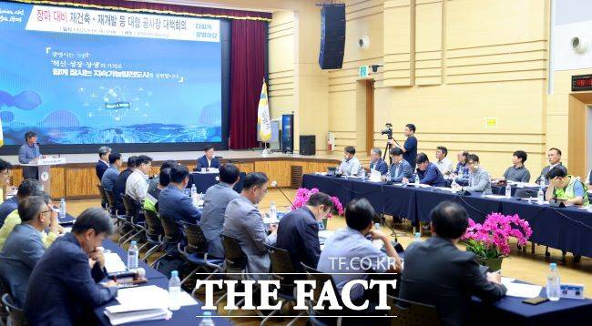 박승원 광명시장이 ‘장마 대비 재건축·재개발 등 대형 공사장 대책회의’를 주재하고 있다./광명시