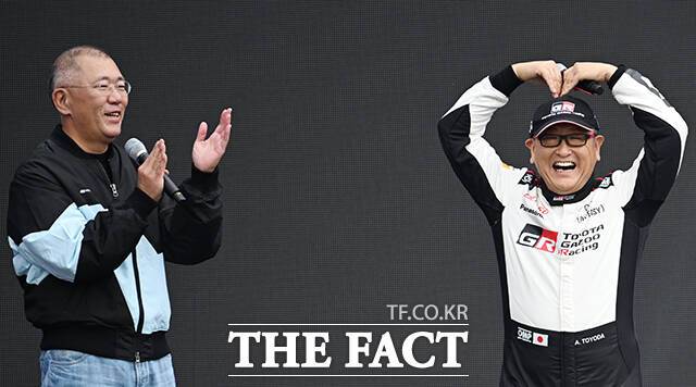정의선 현대자동차그룹 회장(왼쪽)과 아키오 도요타 회장이 2024년 10월 27일 경기 용인시 에버랜드 스피드웨이에서 열린 '현대 N x 토요타 가주 레이싱 페스티벌'에 참석한 모습. /박헌우 기자