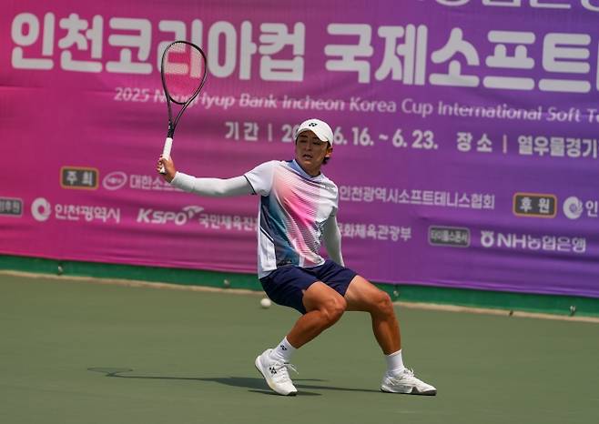 하야토 후미네즈가 19일 2025 NH농협은행 인천코리아컵 남자단식 4강전에서 우에마츠 토시키와 맞서고 있다. 사진/김도원 기자