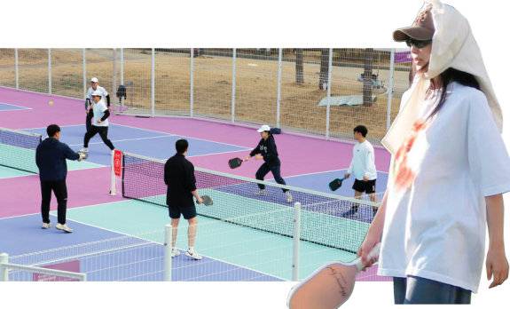 지난 4월 강원도 원주 오크밸리 피클볼 파크에서 진행된 ‘2025 전국 피클볼 대회’에는 300여 명의 선수가 출전했다(왼쪽).미국에서 피클볼을 즐긴블랙핑크 제니.