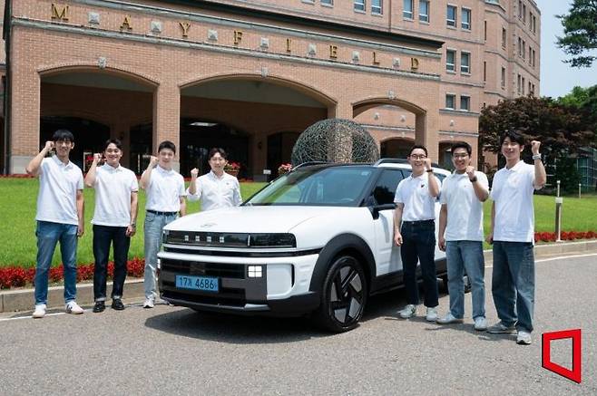 18일 서울 강서구 메이필드호텔에서 열린 '디 올 뉴 넥쏘' 테크토크 행사에서 현대자동차 연구원들이 기념촬영을 하고 있다. 왼쪽부터 전성배 전동화시스템설계팀 책임연구원, 이조영 수소전기차성능시험팀 책임연구원,정재권  FC제어개발1팀 책임연구원, 이재훈 MLV총합시험팀 책임연구원, 정현준 MLV프로젝트2팀 연구원, 김호중 MLV프로젝트2팀 책임연구원, 박훈우 FC시스템설계1팀 책임연구원. 현대차