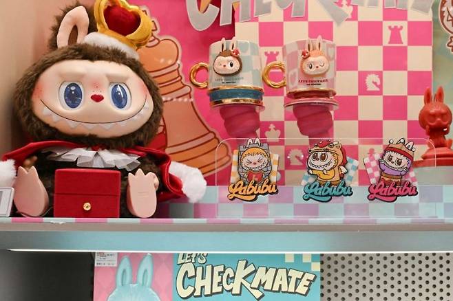 베이징의 한 팝마트 매장서 판매되지 않는 라부부 피규어를 올려놓았다.  AFP연합뉴스.