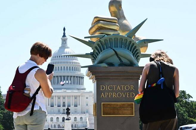 미국 워싱턴DC 내셔널몰에 설치된 조각상 '독재자 인증'. AFP 연합뉴스