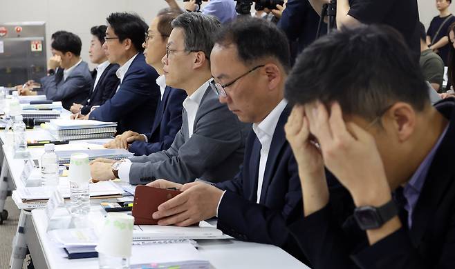 19일 세종시 정부세종컨벤션센터에서 열린 국정기획위원회 경제2분과 업무보고에서 산업통상자원부 간부 직원들이 이한주 위원장의 발언을 듣고 있다./뉴시스