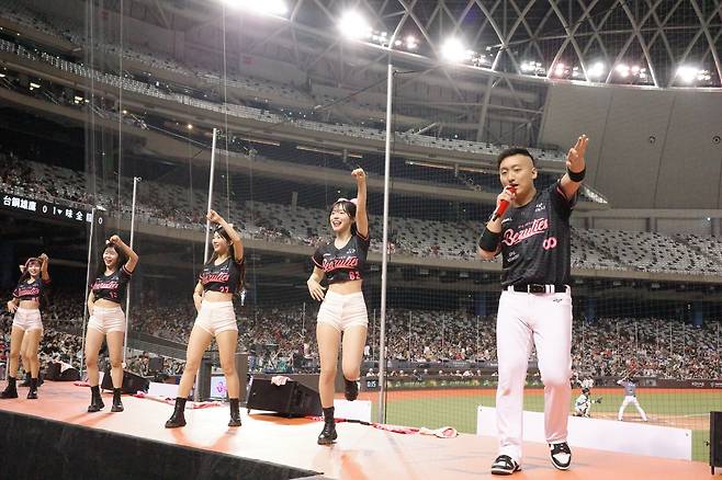 지난달 23일 대만 타이베이 돔에서 열린 웨이취안 드래곤스와 타이강 호크스 경기에서 웨이취안 드래곤스 응원단 소속 한국인 치어리더 이다혜(오른쪽에서 두번째)씨가 1루 응원 무대에 올라 치어리딩을 하고 있다./류재민 특파원