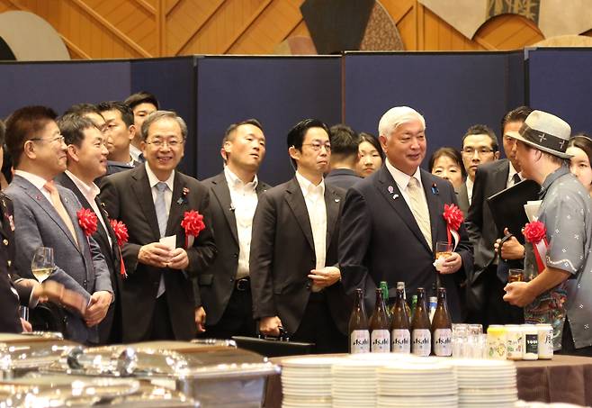 주일 한국대사관이 19일 뉴오타니호텔 도쿄에서 개최한 한일 국교 정상화 60주년 기념 리셉션에 참가한 가토 가쓰노부 재무상, 나카타니 겐 방위상이 웃으며 대화하고 있다./연합뉴스