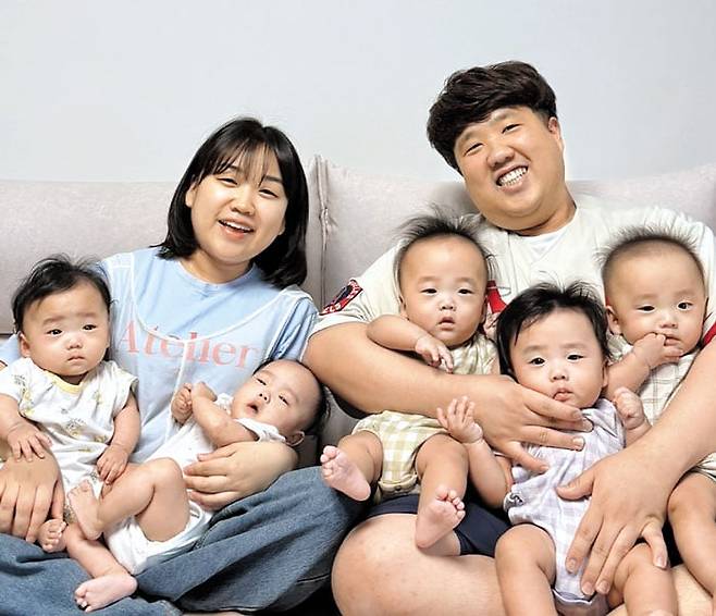시술이 아닌 자연 임신으로 다섯 쌍둥이를 낳은 사공혜란(뒷줄 왼쪽), 김준영씨 부부가 이달 초 경기 동두천시 생연동 자택에서 찍은 가족 사진. 앞줄 맨 오른쪽부터 왼쪽으로 첫째 새힘, 둘째 새찬, 셋째 새강, 넷째 새별, 다섯째 새봄. /사공혜란씨 제공
