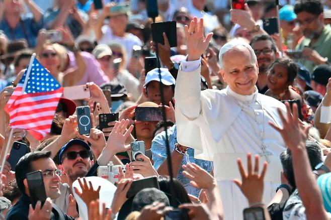 지난 18일 바티칸 성 베드로 광장에서 교황 레오 14세가 군중에게 손을 흔들며 인사하고 있다. /AFP 연합뉴스